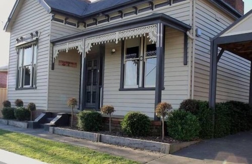 Ballarat East House | Guest Rated 9.8: Eureka Views B&B in Ballarat