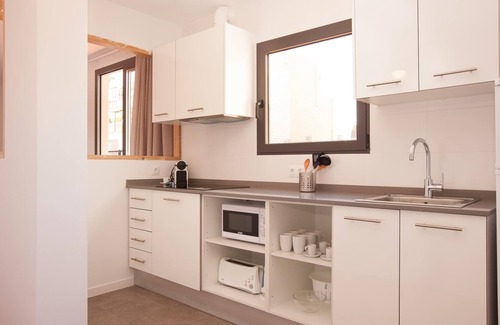 El Port Apartment | Inviting Europa Fira Penthouse with Terrace & Spa Access