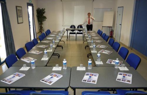 Fresnes Hotel | Convenient Euro Hôtel Airport Orly Rungis with Pool & Dining
