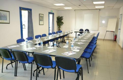Fresnes Hotel | Convenient Euro Hôtel Airport Orly Rungis with Pool & Dining
