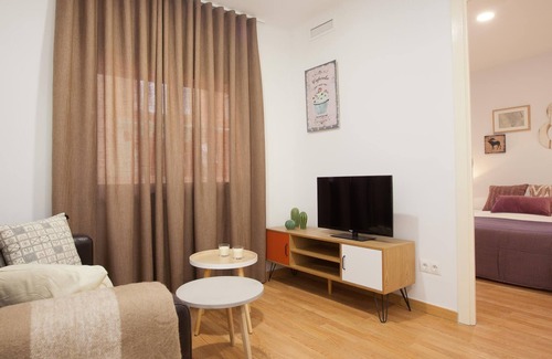 El Port Apartment | Experience Comfort at Europa Fira Apartment 14