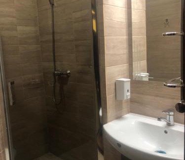Rakhiv Hotel | Cozy Europa Hotel: Family-Friendly with Hot Tub & Breakfast
