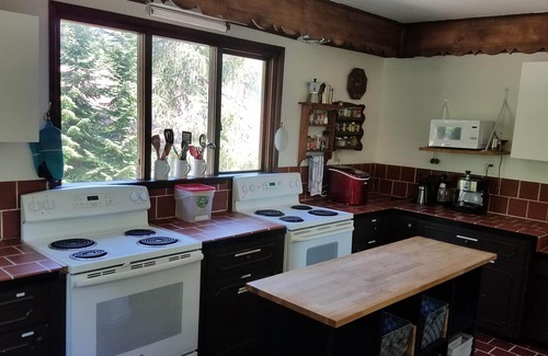 Hyak House | Alpine Lodge: Family-Friendly Retreat with Scenic Views