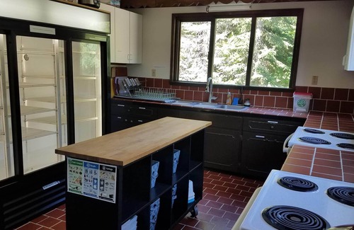 Hyak House | Alpine Lodge: Family-Friendly Retreat with Scenic Views