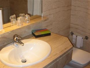Ciudad Real Hotel | Comfortable Stay at Silken Alfonso X: Family-Friendly Oasis