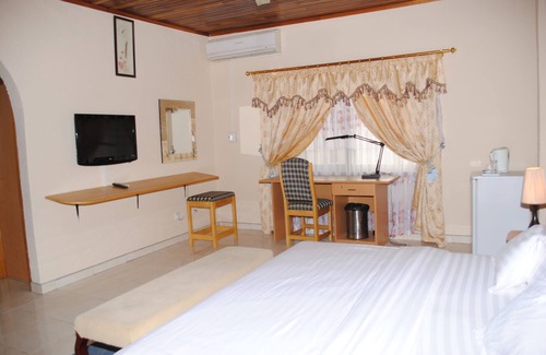 Sunyani Hotel | Discover Eusbett Hotel: Family-Friendly with Pool & Dining