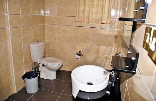Sunyani Hotel | Discover Eusbett Hotel: Family-Friendly with Pool & Dining