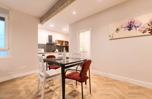 Bilbao City Centre Apartment | Modern Euskalduna Apartment with Spa and Family Amenities