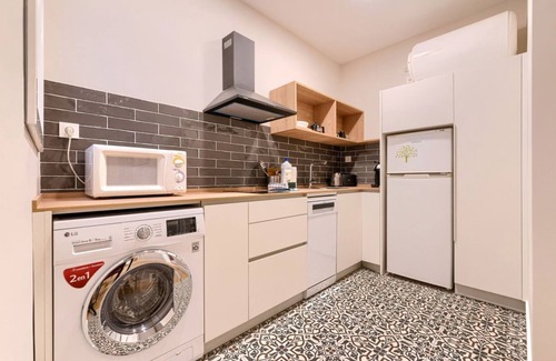 Bilbao City Centre Apartment | Modern Euskalduna Apartment with Spa and Family Amenities