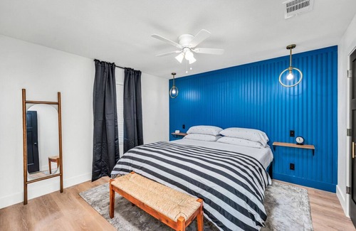 Austin Ave. Villa | **EV CHARGERS, Outdoor Projector, Swings, 2 Fire pits - Close to Downtown Waco