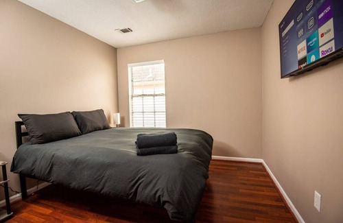 New Castle House | EV-Friendly Escape Just 15 Minutes from Downtown!
