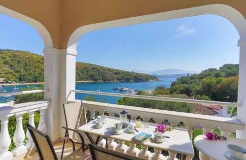 Agios Stefanos Apartment | Inviting Evanna House: Oceanfront Stay in Saint Stephanos