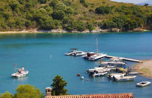 Agios Stefanos Apartment | Inviting Evanna House: Oceanfront Stay in Saint Stephanos
