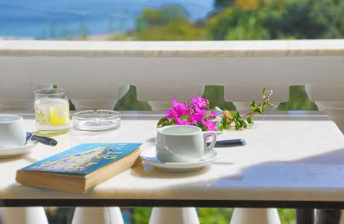 Agios Stefanos Apartment | Inviting Evanna House: Oceanfront Stay in Saint Stephanos