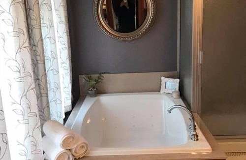 Burlington Bed & Breakfast | Experience Evans Holly Grove Inn B&B: Rated 9.6/10!