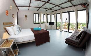 Grand River South East House | EvaZion: Family-Friendly Stay with Pool and Breakfast