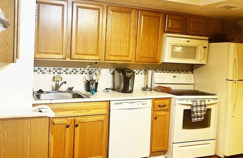 Belmont Apartment | Artistic Eve's Garden Loft - Pet & Child Friendly Escape!