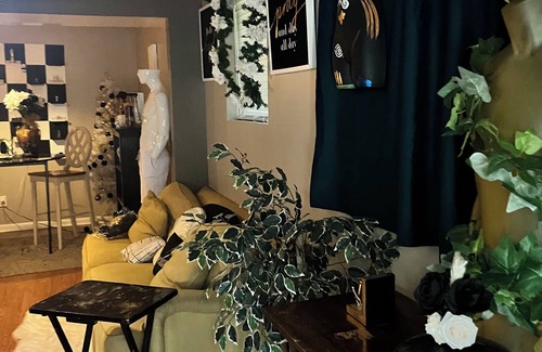 Belmont Apartment | Artistic Eve's Garden Loft - Pet & Child Friendly Escape!