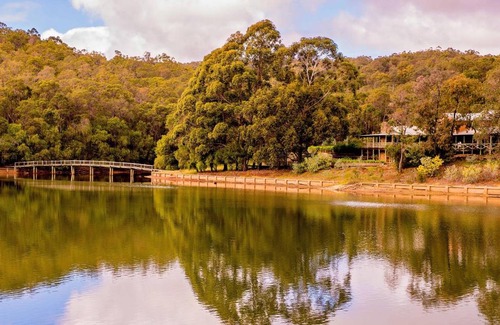 Burekup Resort | Escape to Evedon Lakeside Retreat: Family-Friendly Getaway