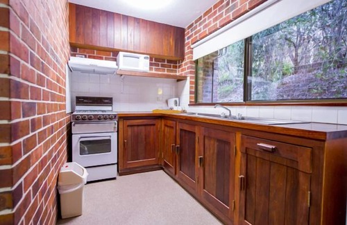 Burekup Cabin | Serene Evedon Park Bush Retreat with Lake Views & Dining