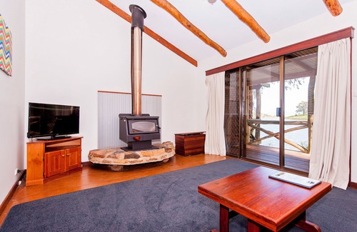Burekup Cabin | Serene Evedon Park Bush Retreat with Lake Views & Dining