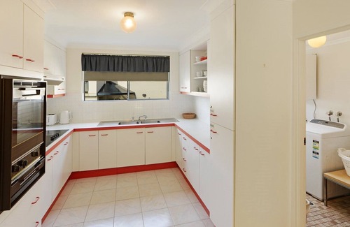 Avoca Beach Apartment | Ocean View Retreat: Guest Rated 10/10 with Breakfast Included