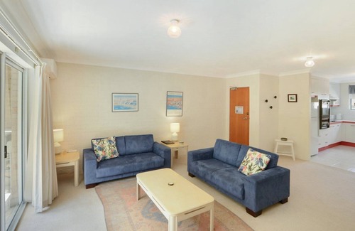 Avoca Beach Apartment | Ocean View Retreat: Guest Rated 10/10 with Breakfast Included