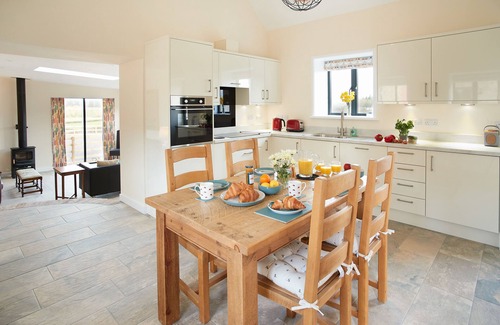Eaton Mascott Cottage | Evenwood Byre: Ideal Retreat for 4 with Family-Friendly Perks