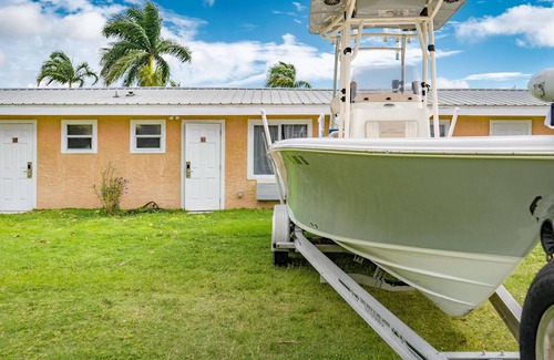 Everglades City Hotel | Cozy Everglades City Motel - Family-Friendly Queen Room