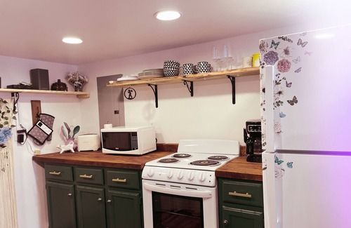 Nancy Cottage | Everglow Hollow- Adorable Tiny House near Lake Cumberland, KY. Pet Friendly!