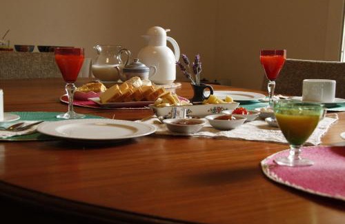 La Cumbre Bed & Breakfast | Inviting Evergreen: Top-Rated Hotel with Pool & Kitchen