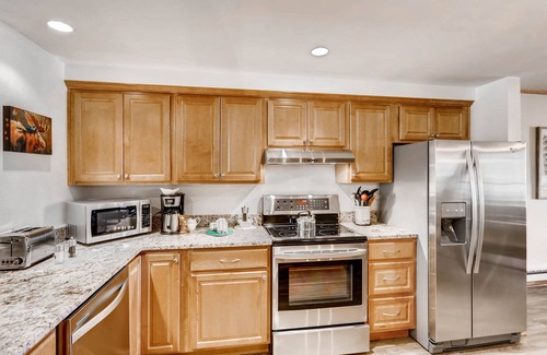 Keystone Hotel | Inviting Evergreen Condominiums with Pool & Spa Amenities