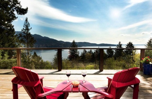 Bowen Island House | Cozy Evergreen Cottage: Oceanview with Fantastic Patio