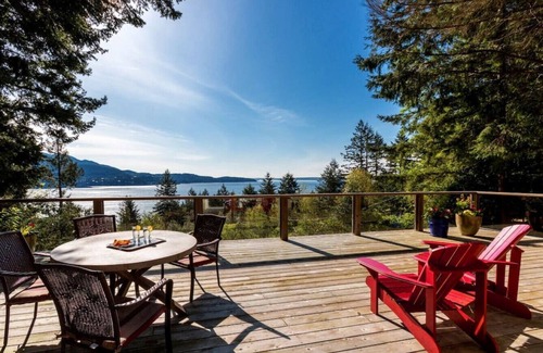 Bowen Island House | Cozy Evergreen Cottage: Oceanview with Fantastic Patio