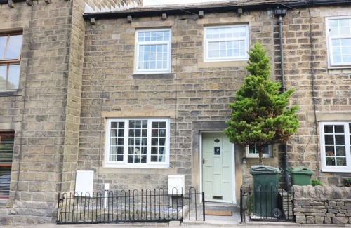Addingham Cottage | Inviting Evergreen: Enjoy Breakfast and Kitchen Amenities