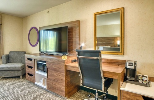 Monroe Hotel | Relax at Evergreen Inn and Suites with Pool & Spa Access