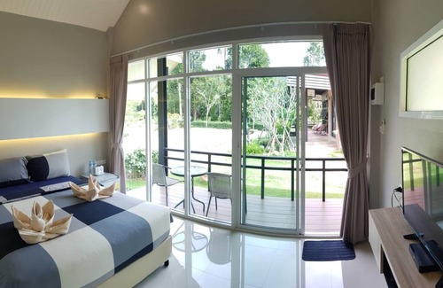Ko Chang Hotel | Cozy Evergreen Kohchang Resort with Pool & Family Amenities