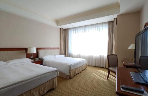 Xitun District Hotel | Elegant Evergreen Laurel Hotel in Taichung with Pool Access
