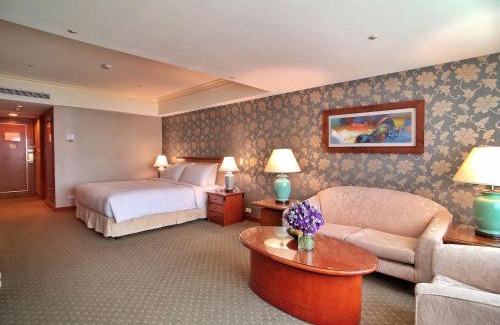 Xitun District Hotel | Elegant Evergreen Laurel Hotel in Taichung with Pool Access
