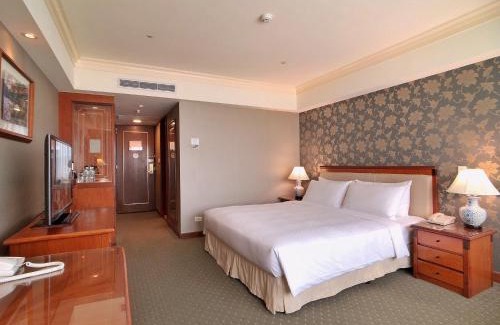 Xitun District Hotel | Elegant Evergreen Laurel Hotel in Taichung with Pool Access