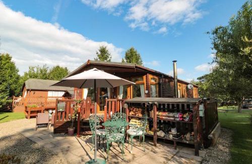 Morpeth House | Discover Evergreen Lodge: Pet-Friendly Retreat with Pool