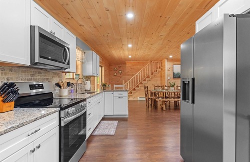 West Oneonta Cabin | Evergreen Lodge Lakefront: Relax by the Water with Kayaks