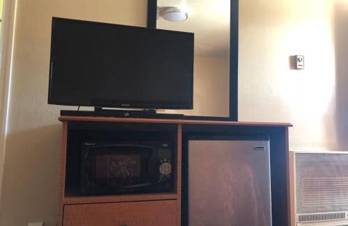 Mount Shasta Cabin | Affordable Evergreen Lodge: Family and Accessible Stay