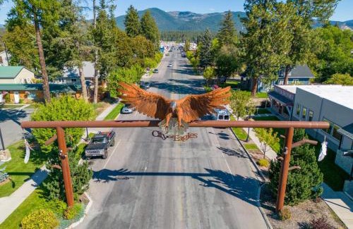 Libby Hotel | Pet-Friendly Evergreen Motel with Kitchen & Great Ratings