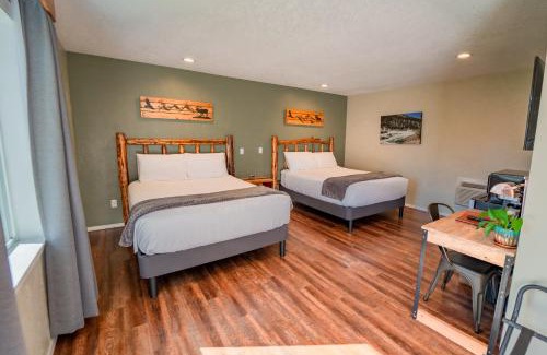 Libby Hotel | Pet-Friendly Evergreen Motel with Kitchen & Great Ratings