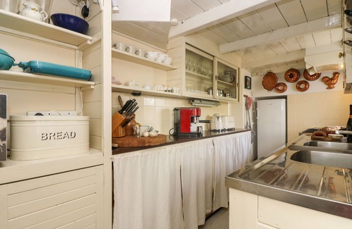 Saint Erth Praze Cottage | Evergreen Cottage: Pet-Friendly Retreat by Rinsey Cove