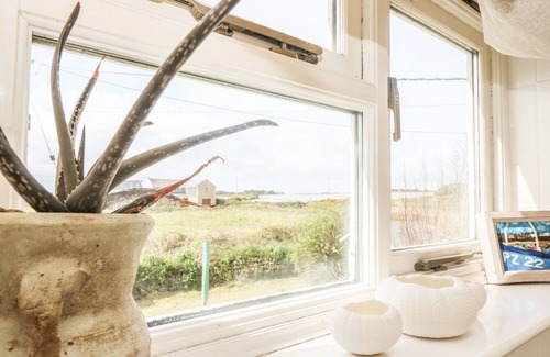 Saint Erth Praze Cottage | Evergreen Cottage: Pet-Friendly Retreat by Rinsey Cove