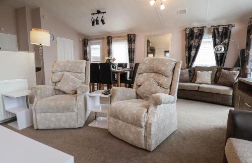 Cayton Bay House | Discover Evergreen Pines: Pet-Friendly Retreat with Pool