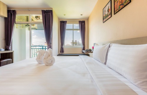 Ban Pa Yang Hotel | Accessible Evergreen Suite Hotel with Breakfast & Kitchen