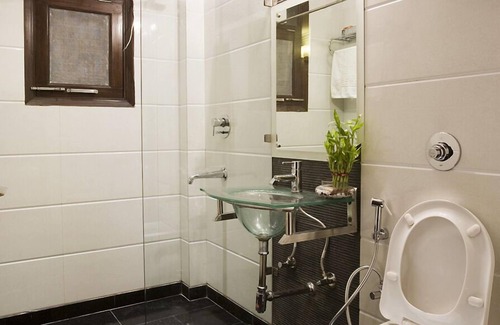 Defence Colony House | Discover Evergreen Suites Defence Colony with Spa & Breakfast
